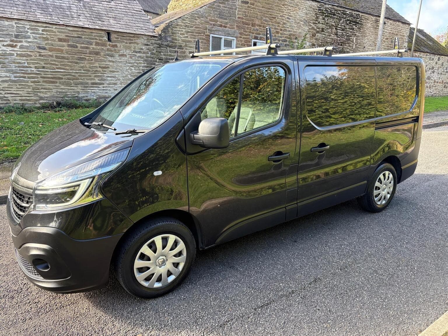 Renault Trafic - image 1 of 8