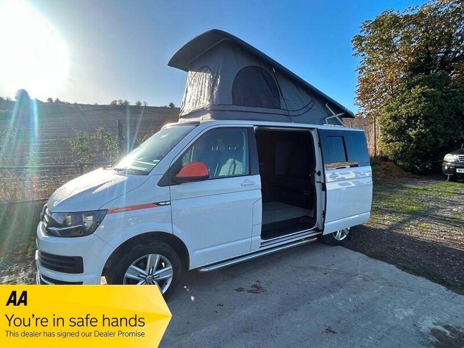 Volkswagen Transporter - image 1 of 28