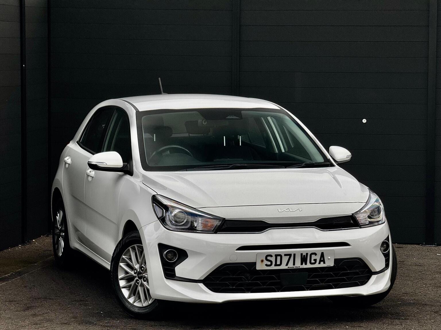 Kia Rio - image 1 of 78