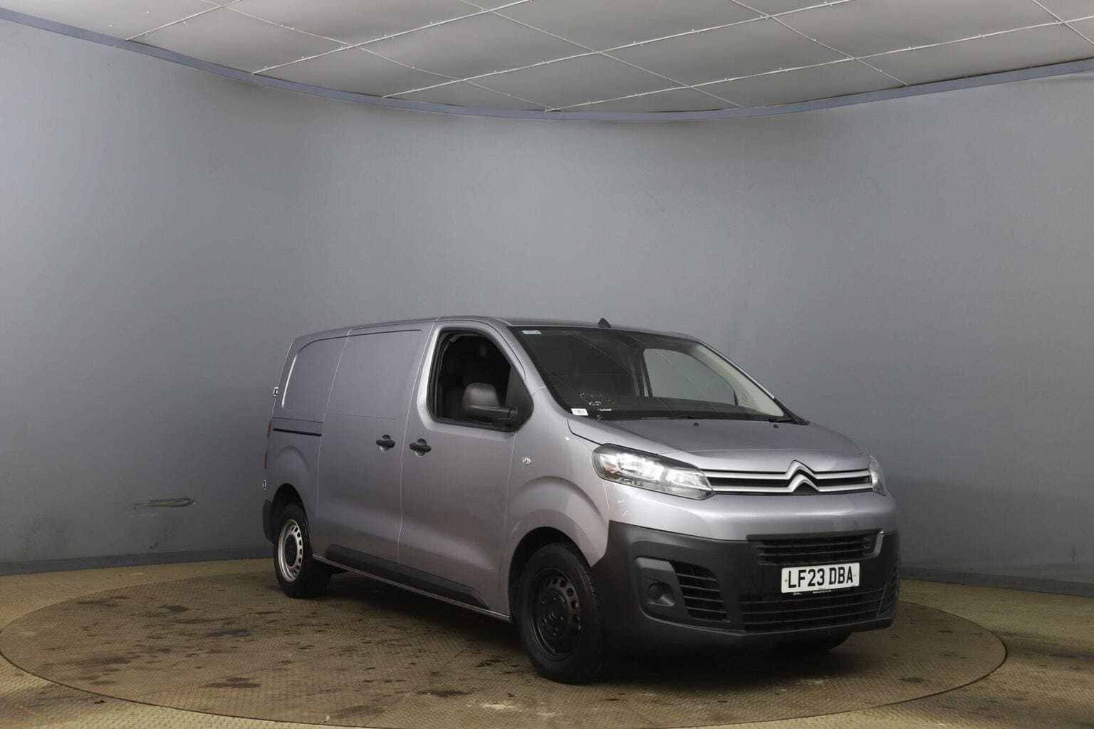 Citroen Dispatch - image 1 of 13