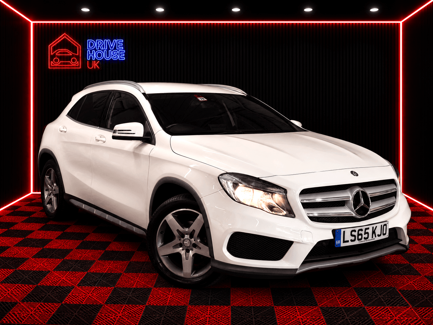 Mercedes-Benz GLA - image 1 of 34