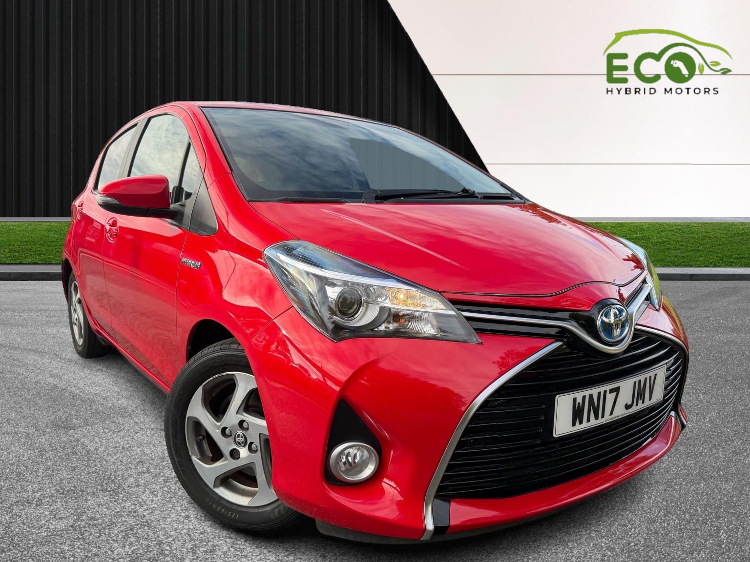 2017 Toyota Yaris 1.5 VVT-h Icon in red — photo 1 of 51