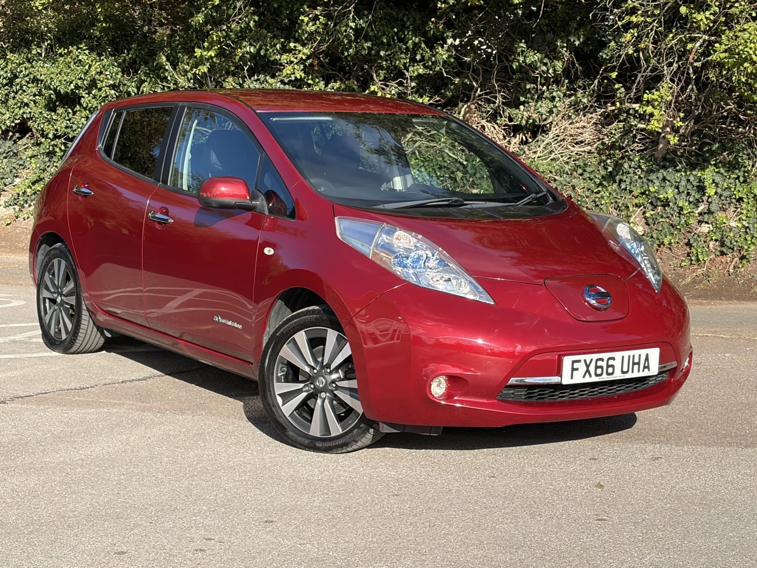 Nissan Leaf - image 1 of 6