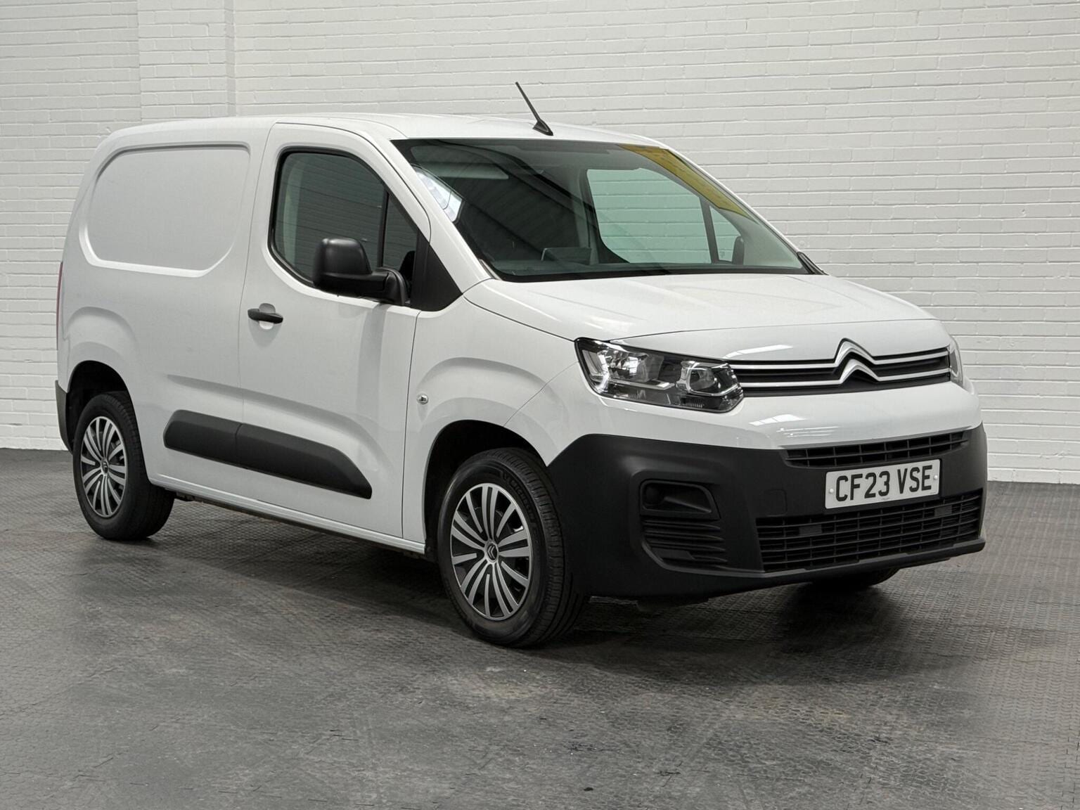 2023 Citroen Berlingo 1.5 BlueHDi 1000 Enterprise Edition M in white — photo 1 of 96
