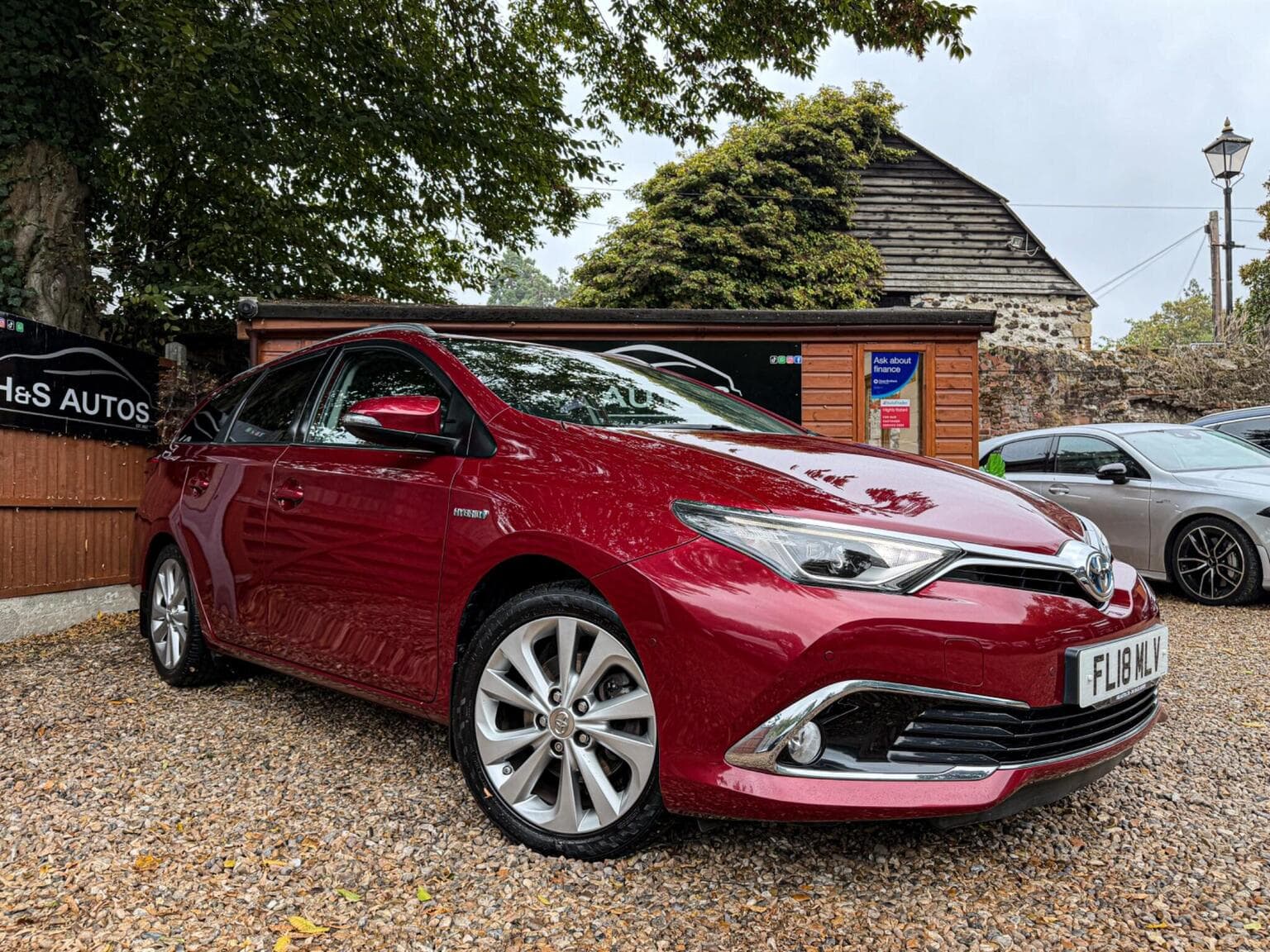 Toyota Auris - image 1 of 42