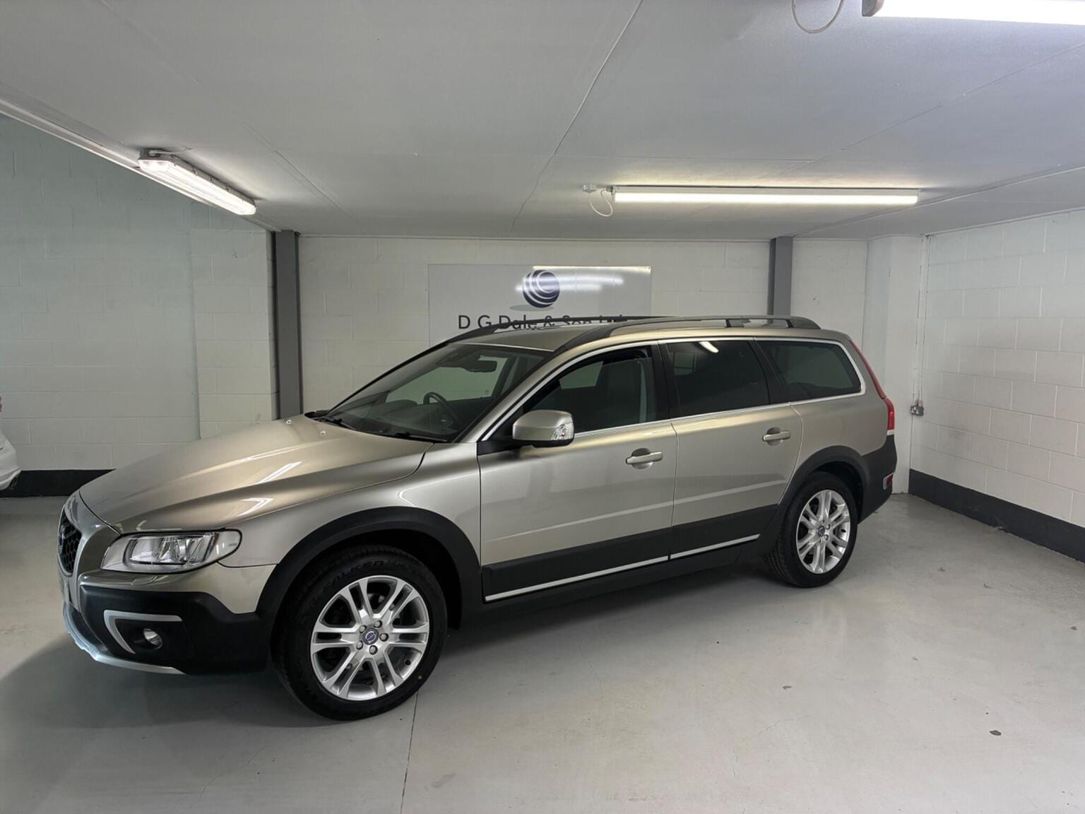 Volvo XC70 - image 1 of 16