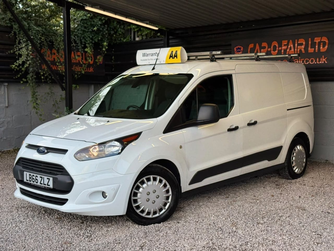 2017 Ford Transit Connect 1.5 TDCi 210 Trend in white — photo 1 of 32