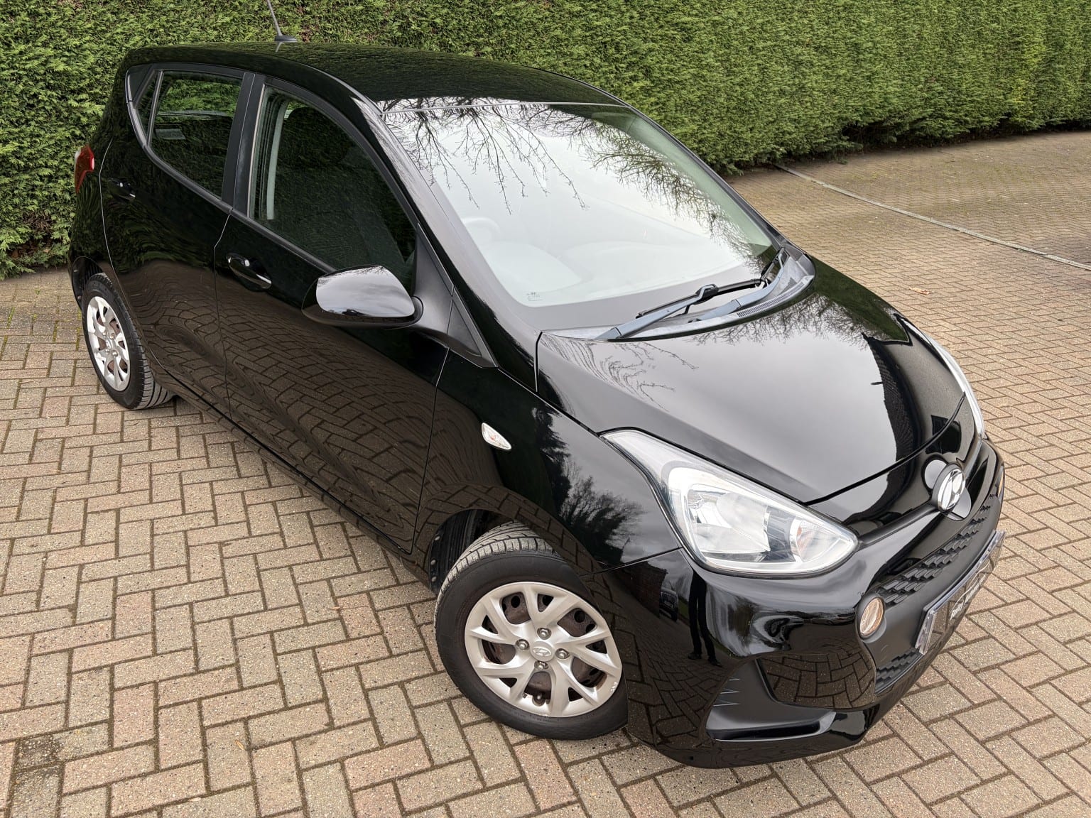 Hyundai i10 - image 1 of 33