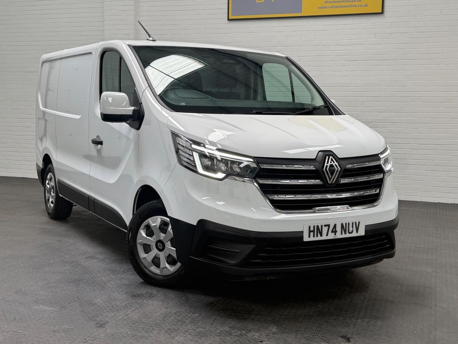 RENAULT TRAFIC - image 1 of 94