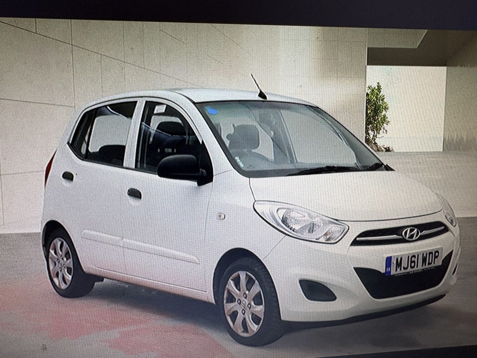 2011 Hyundai i10 1.2 Classic in white — photo 1 of 7