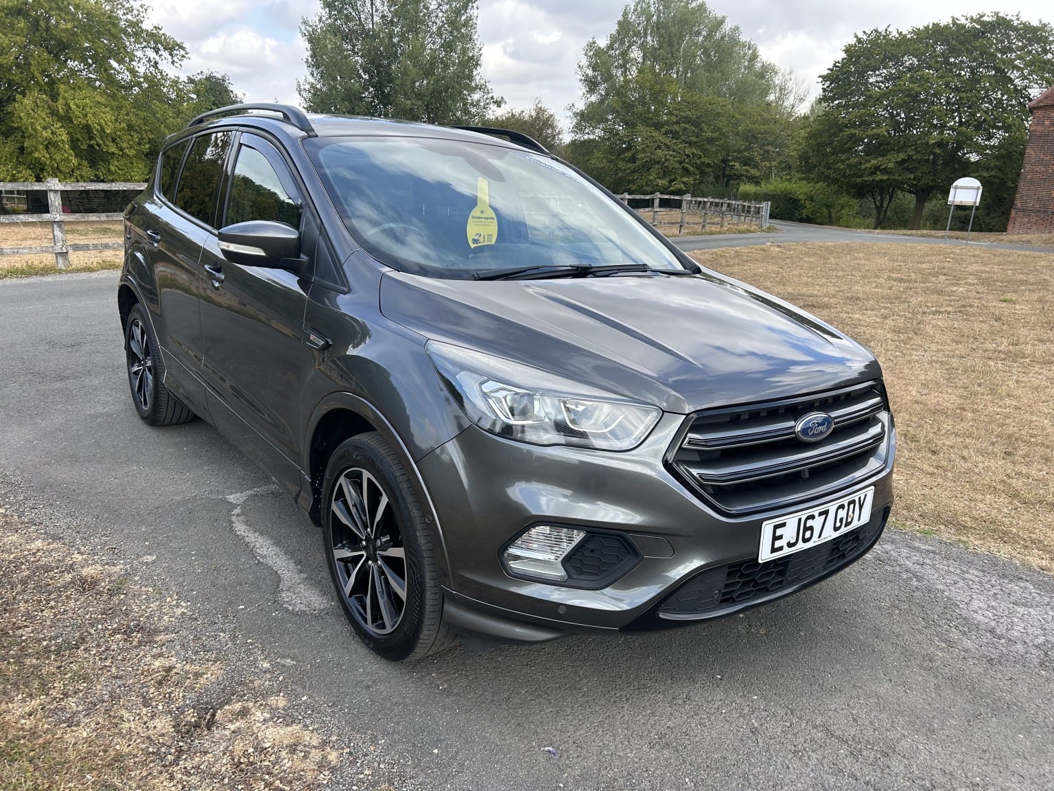 FORD KUGA - image 1 of 33