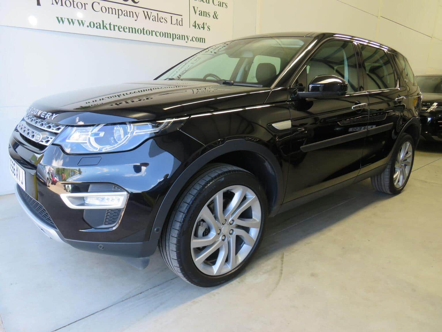 Land Rover Discovery Sport - image 1 of 50