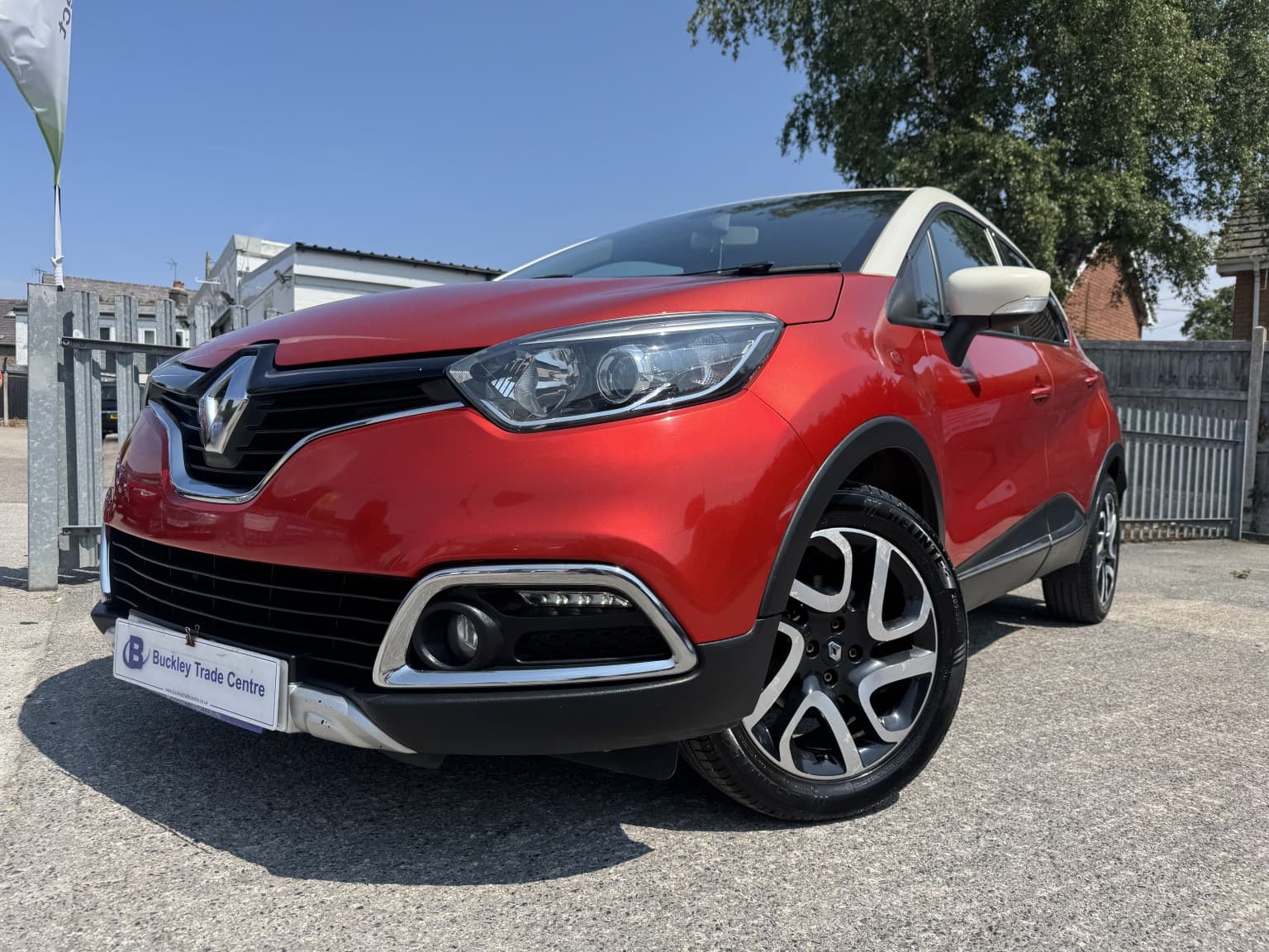 Renault Captur - image 1 of 39
