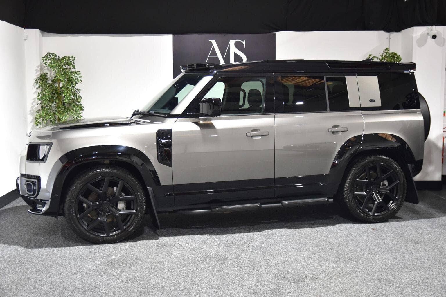 Land Rover Defender 110 - image 1 of 6