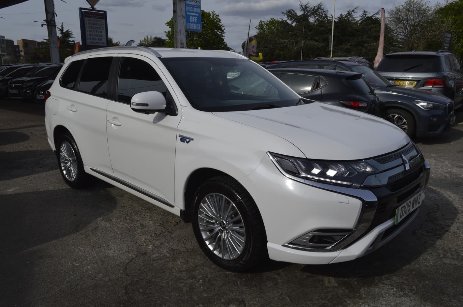 Mitsubishi Outlander - image 1 of 27