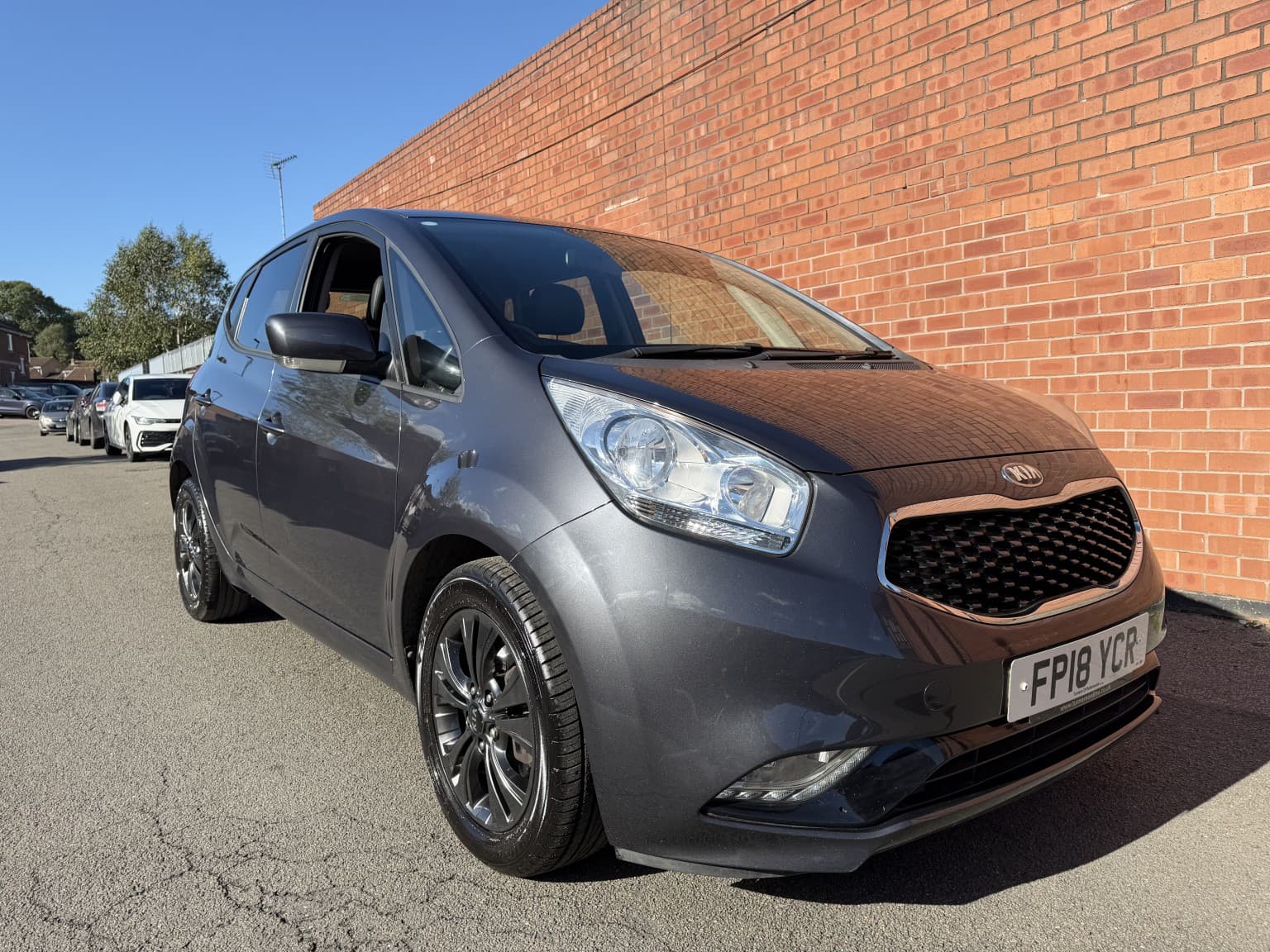 Kia Venga - image 1 of 18