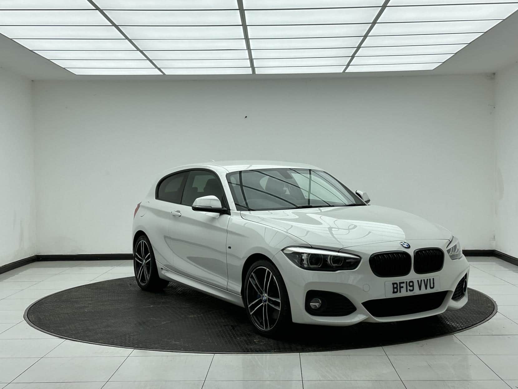 BMW 1 Series - image 1 of 48