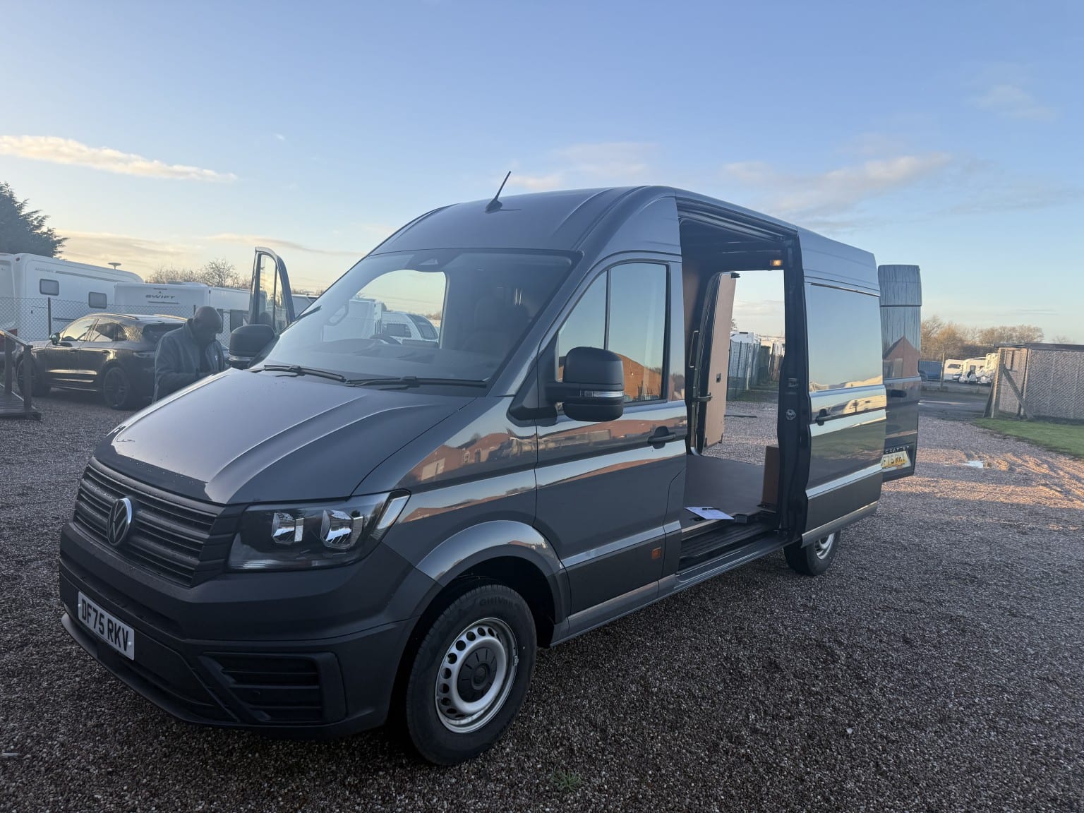 VOLKSWAGEN CRAFTER - image 1 of 8