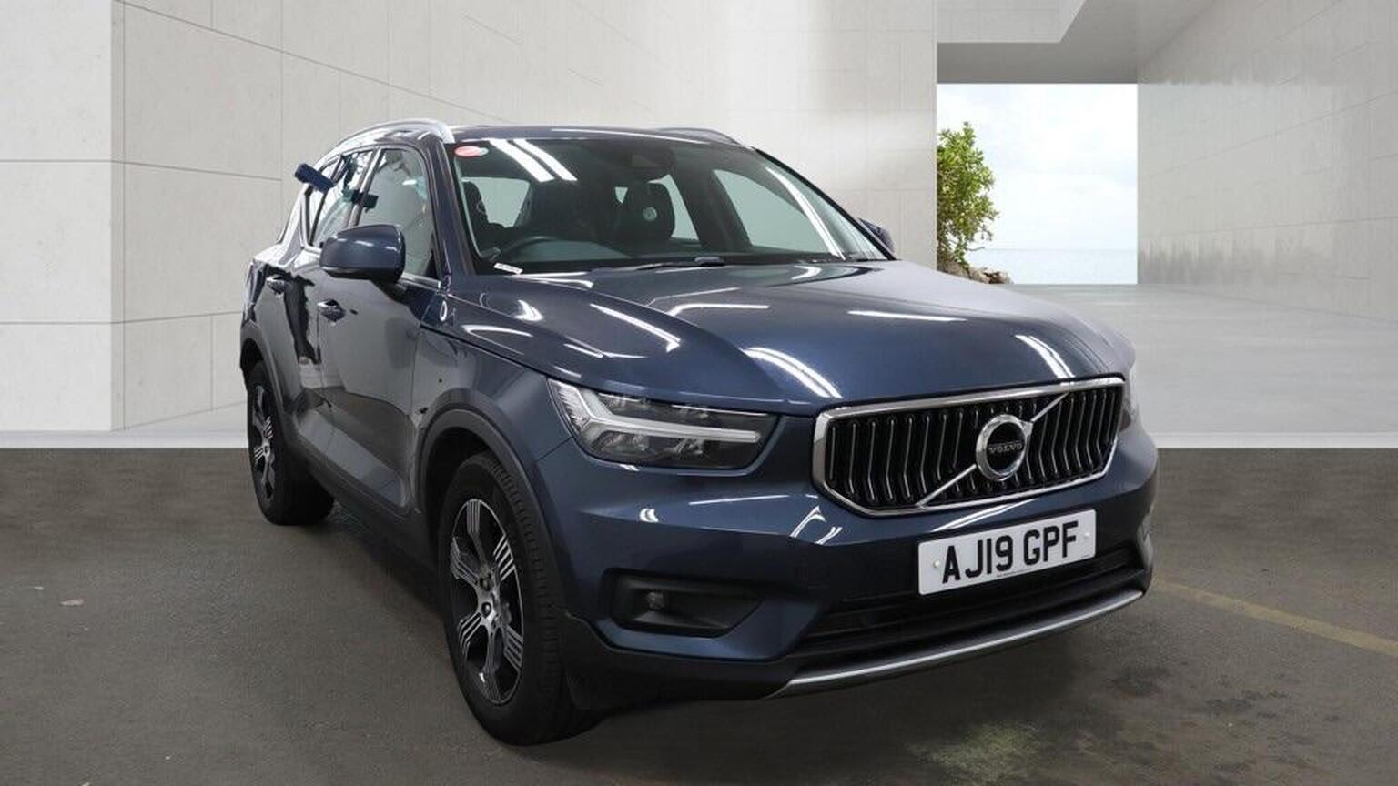 Volvo XC40 - image 1 of 18