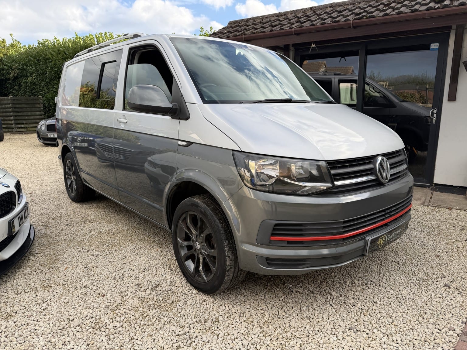 Volkswagen Transporter - image 1 of 36