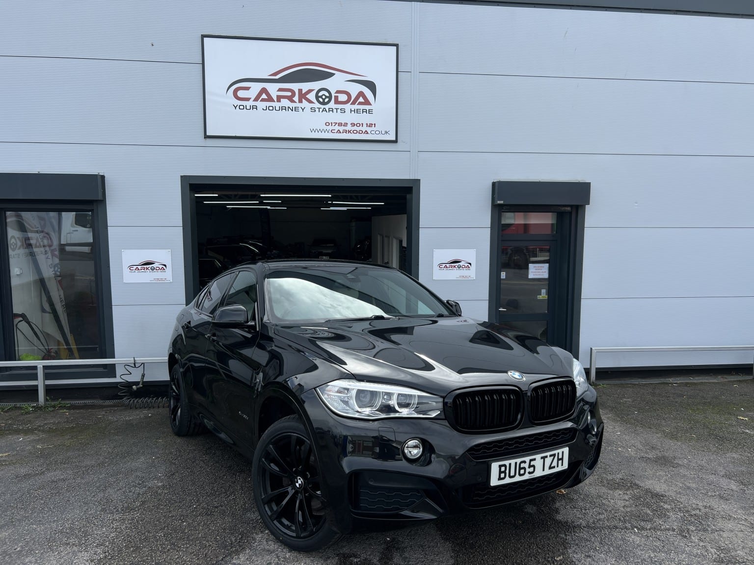 2015 BMW X6 3.0 X6 xDrive30d M Sport in black — photo 1 of 100