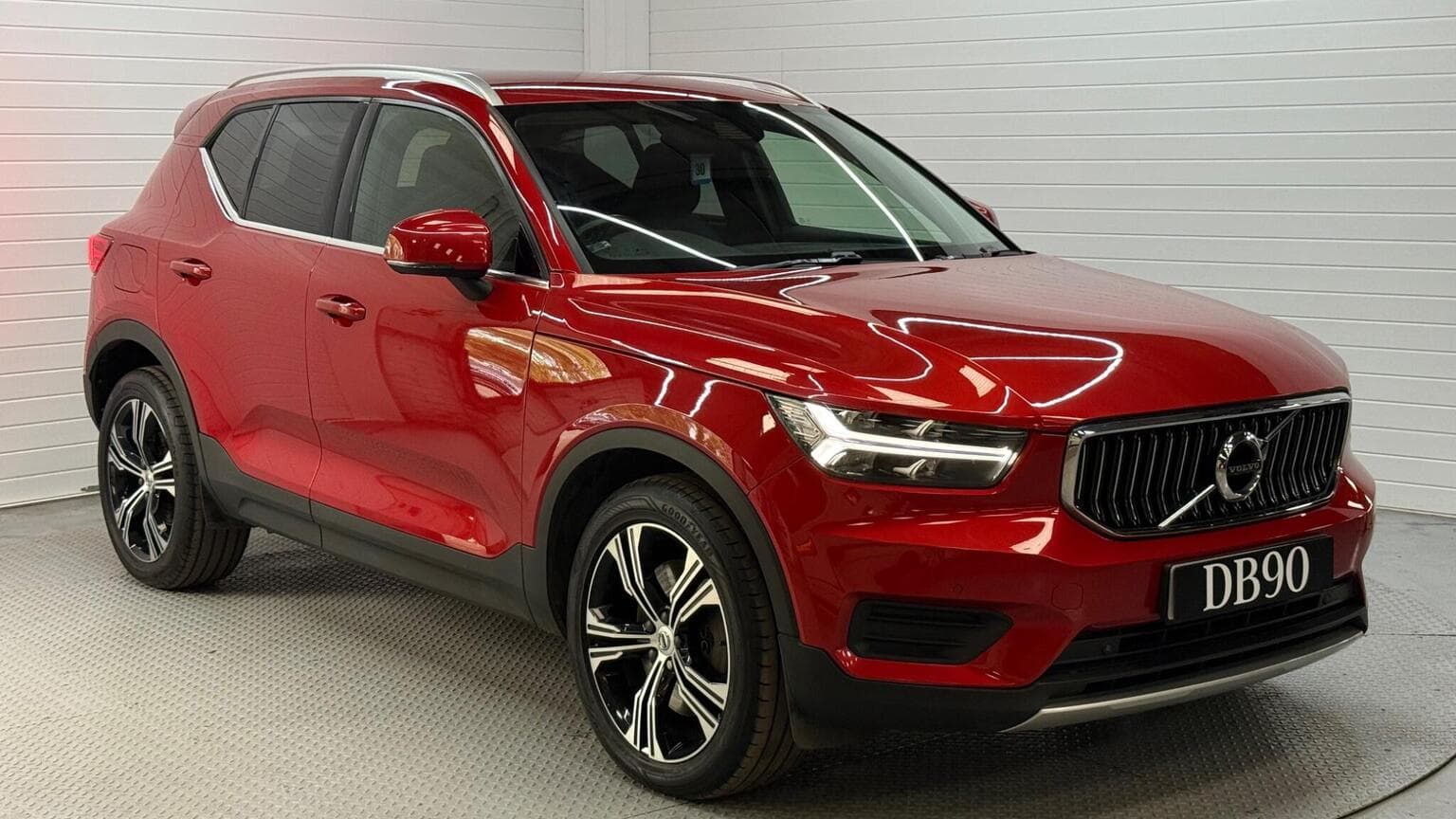Volvo XC40 - image 1 of 60