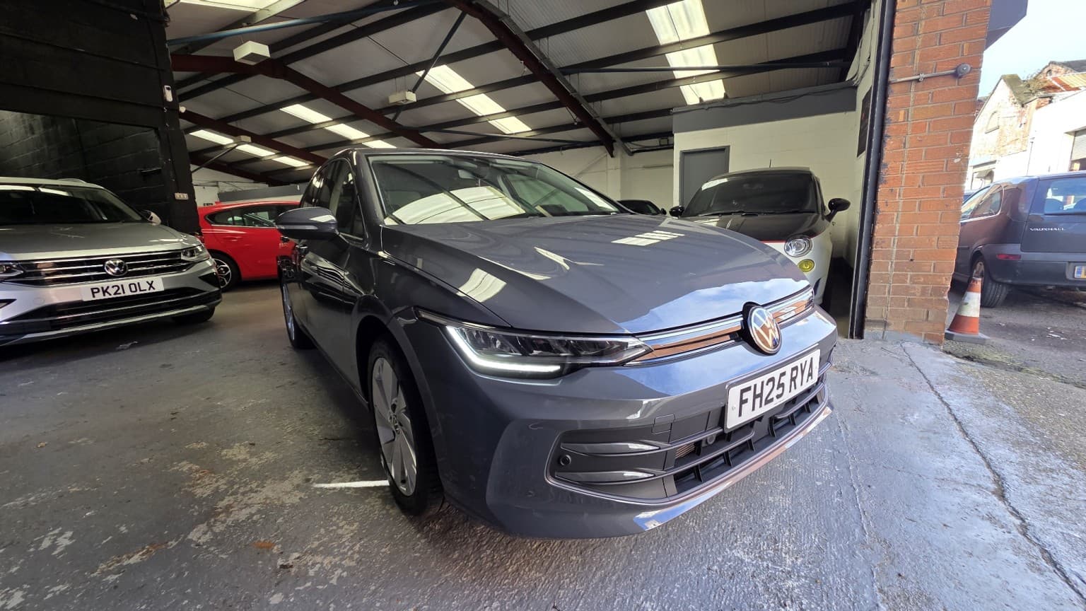 Volkswagen Golf - image 1 of 16