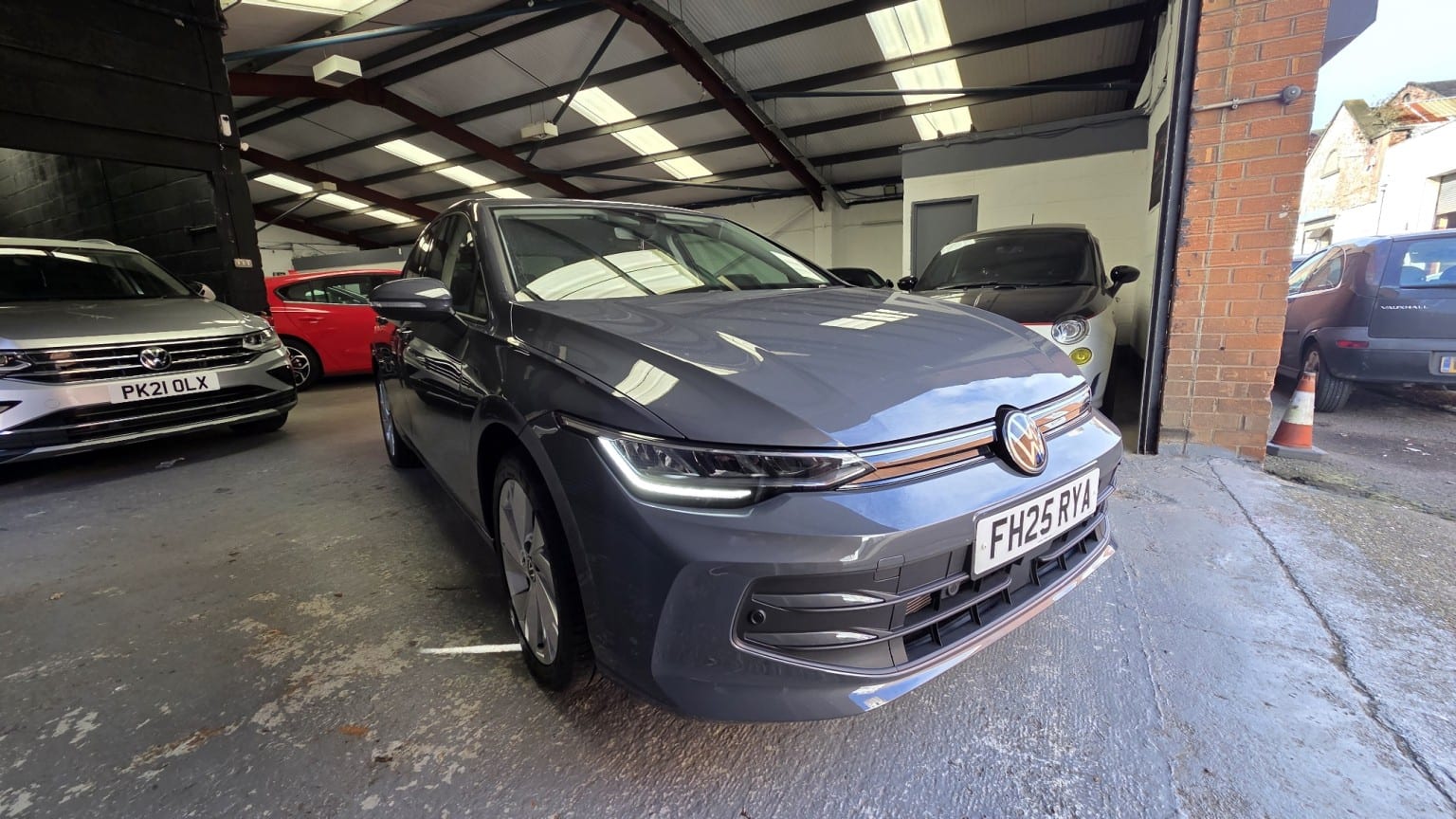 Volkswagen Golf - image 1 of 16