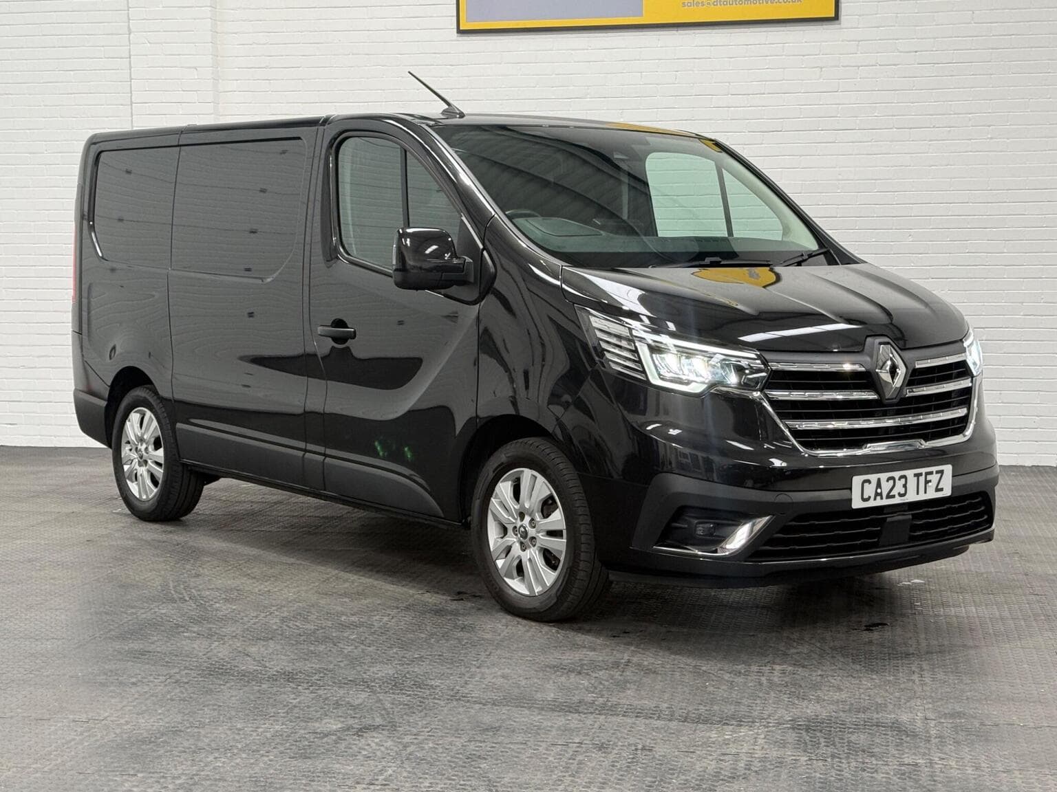 Renault Trafic - image 1 of 95