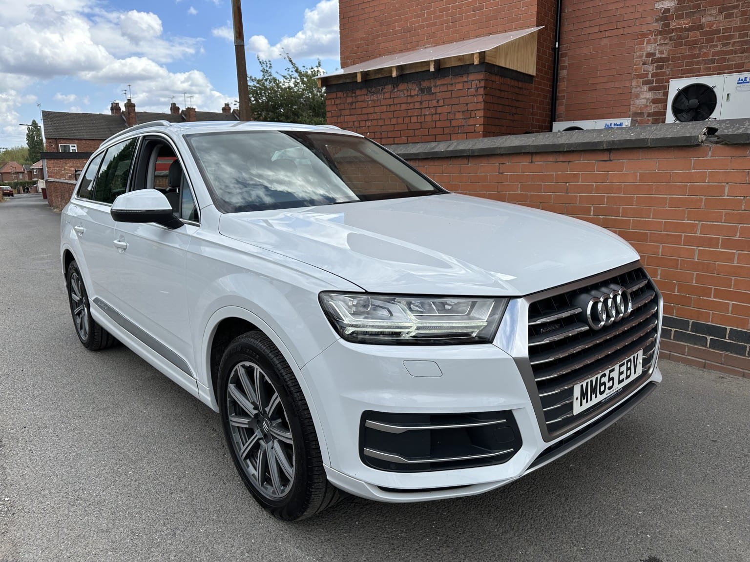 Audi Q7 - image 1 of 21