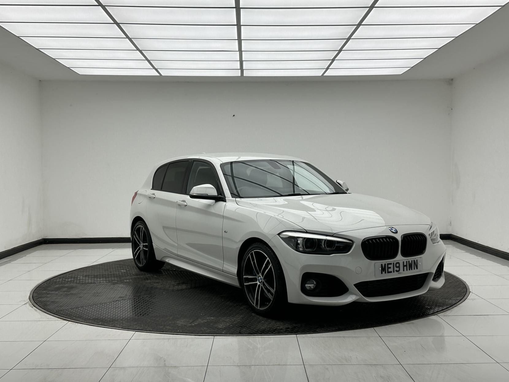 BMW 1 Series - image 1 of 50