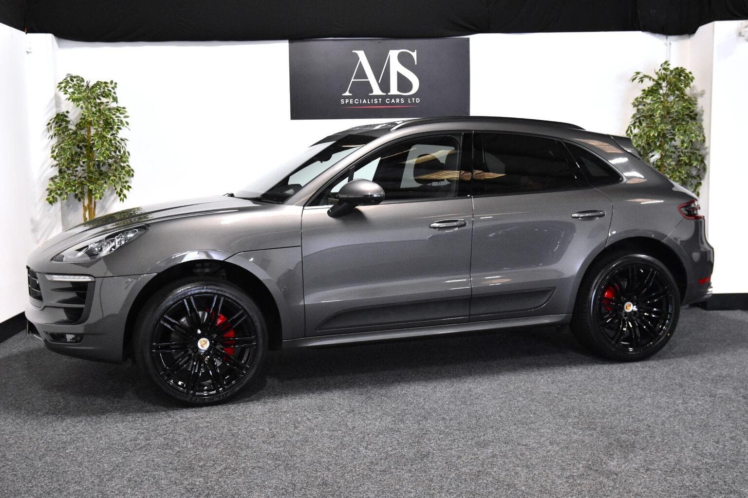 Porsche Macan - image 1 of 29