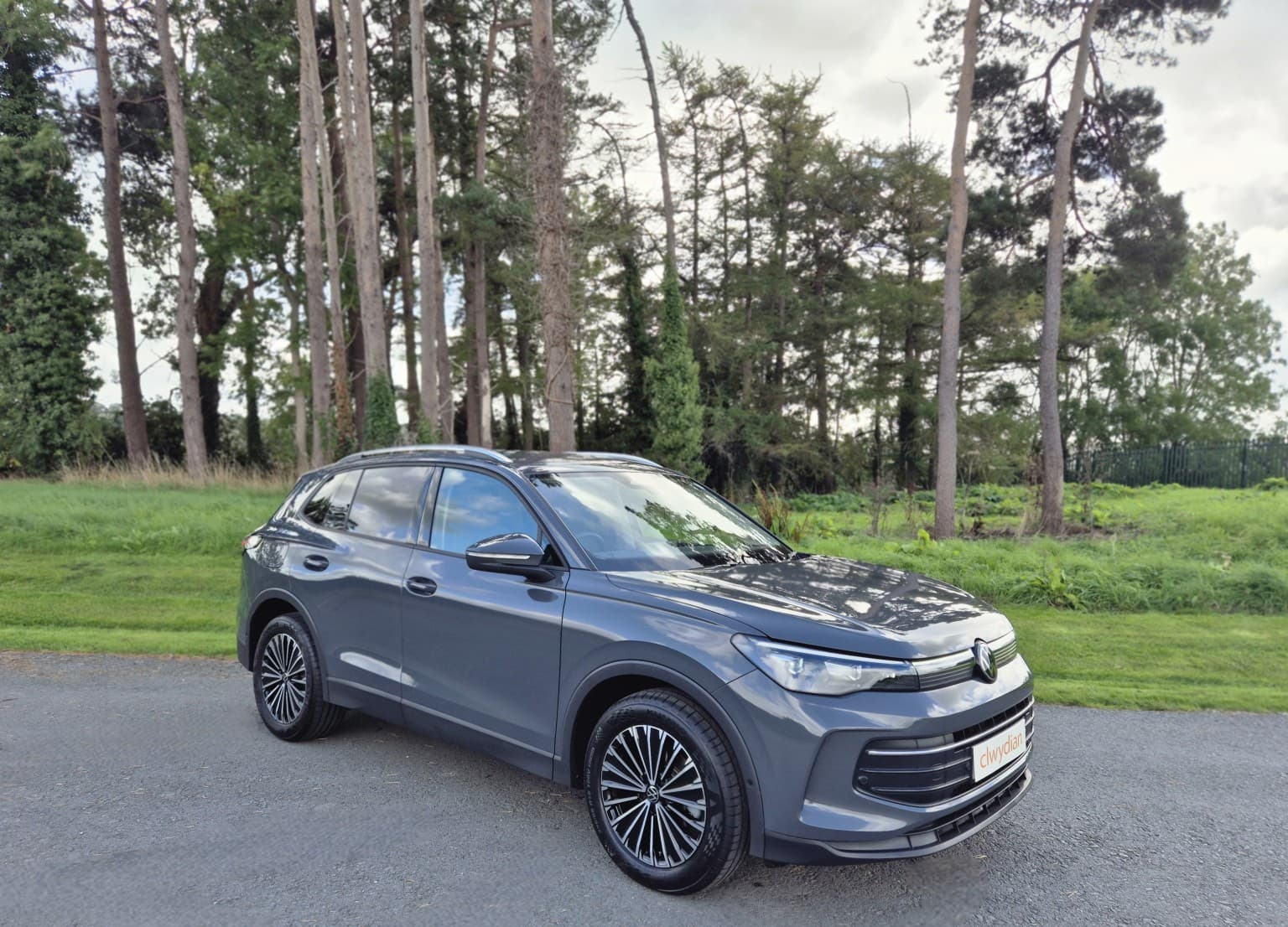 Volkswagen Tiguan - image 1 of 37