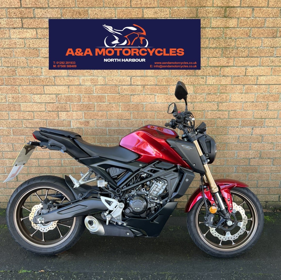 Honda CB125R - image 1 of 5