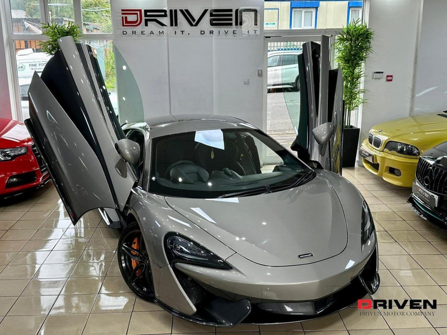 MCLAREN 570S - image 1 of 41
