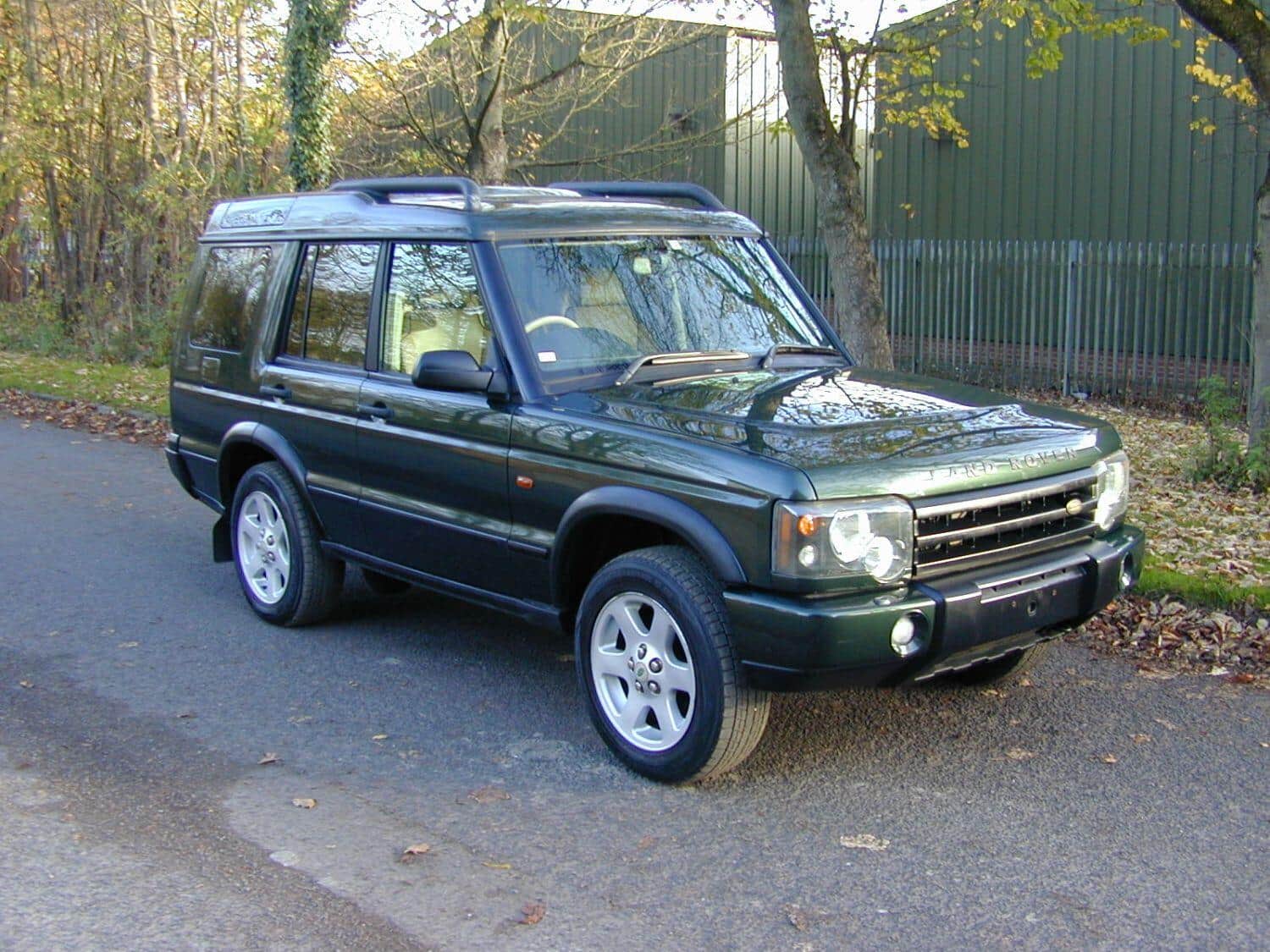 Land Rover Discovery - image 1 of 41