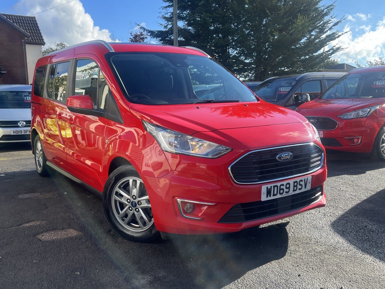 2019 Ford Grand Tourneo Connect 1.5 EcoBlue Titanium in red — photo 1 of 19