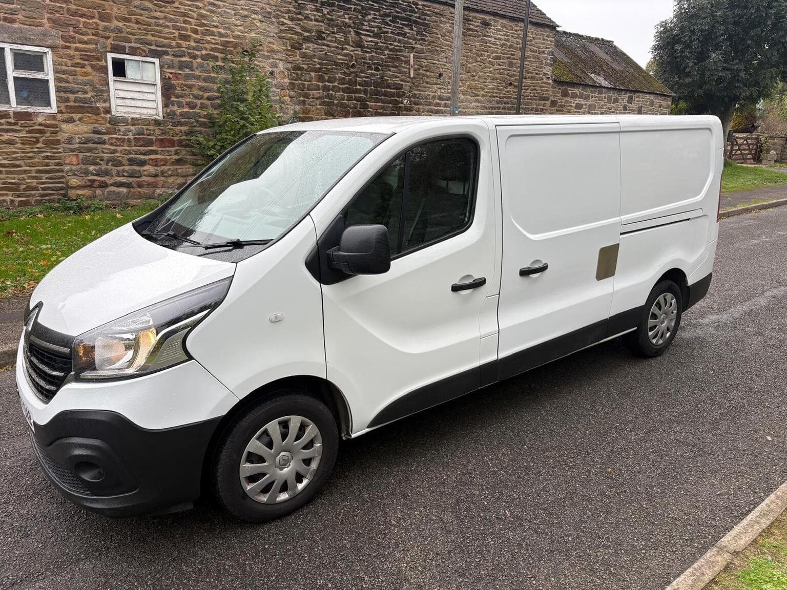 Renault Trafic - image 1 of 10