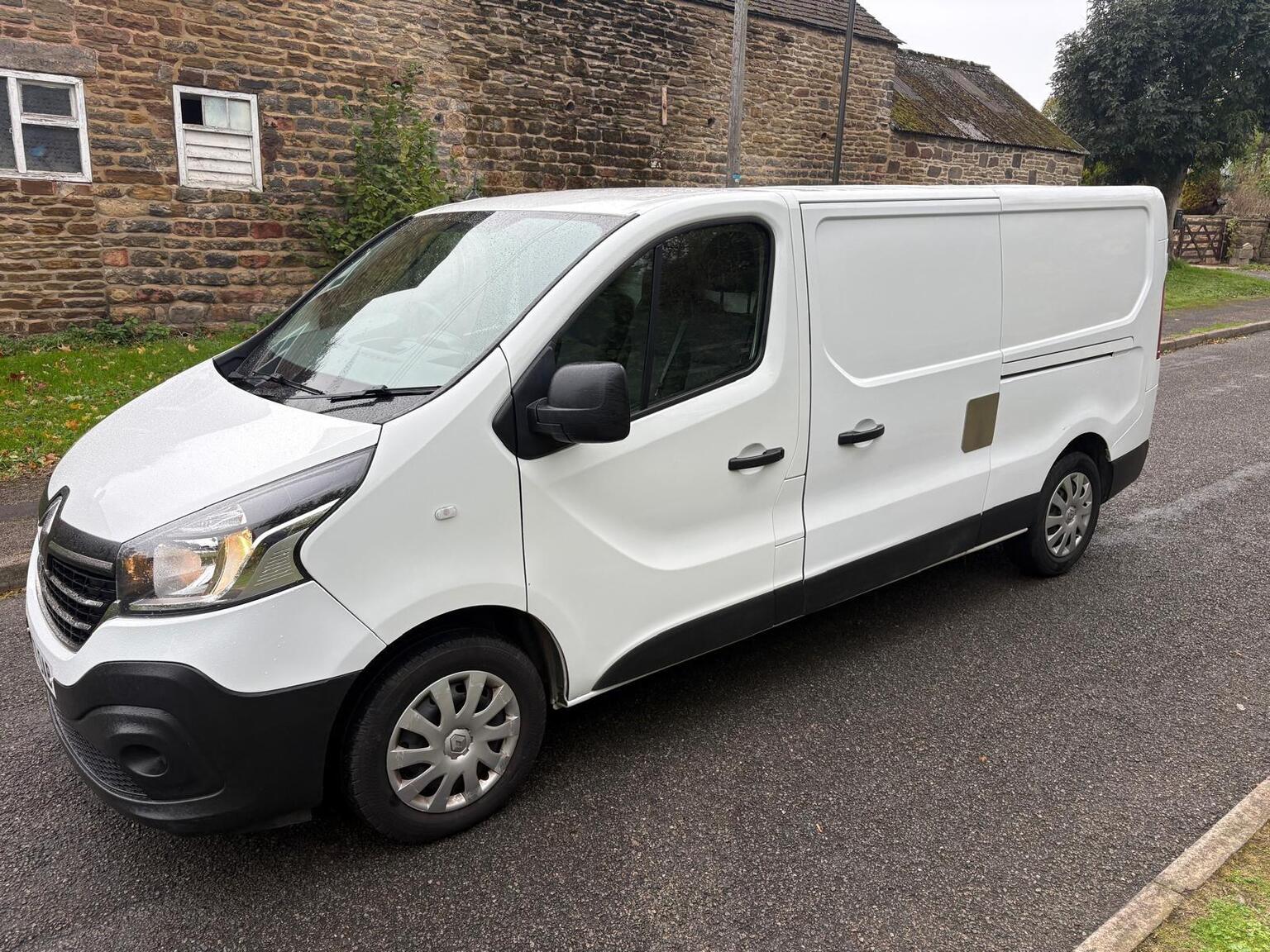 Renault Trafic - image 1 of 10