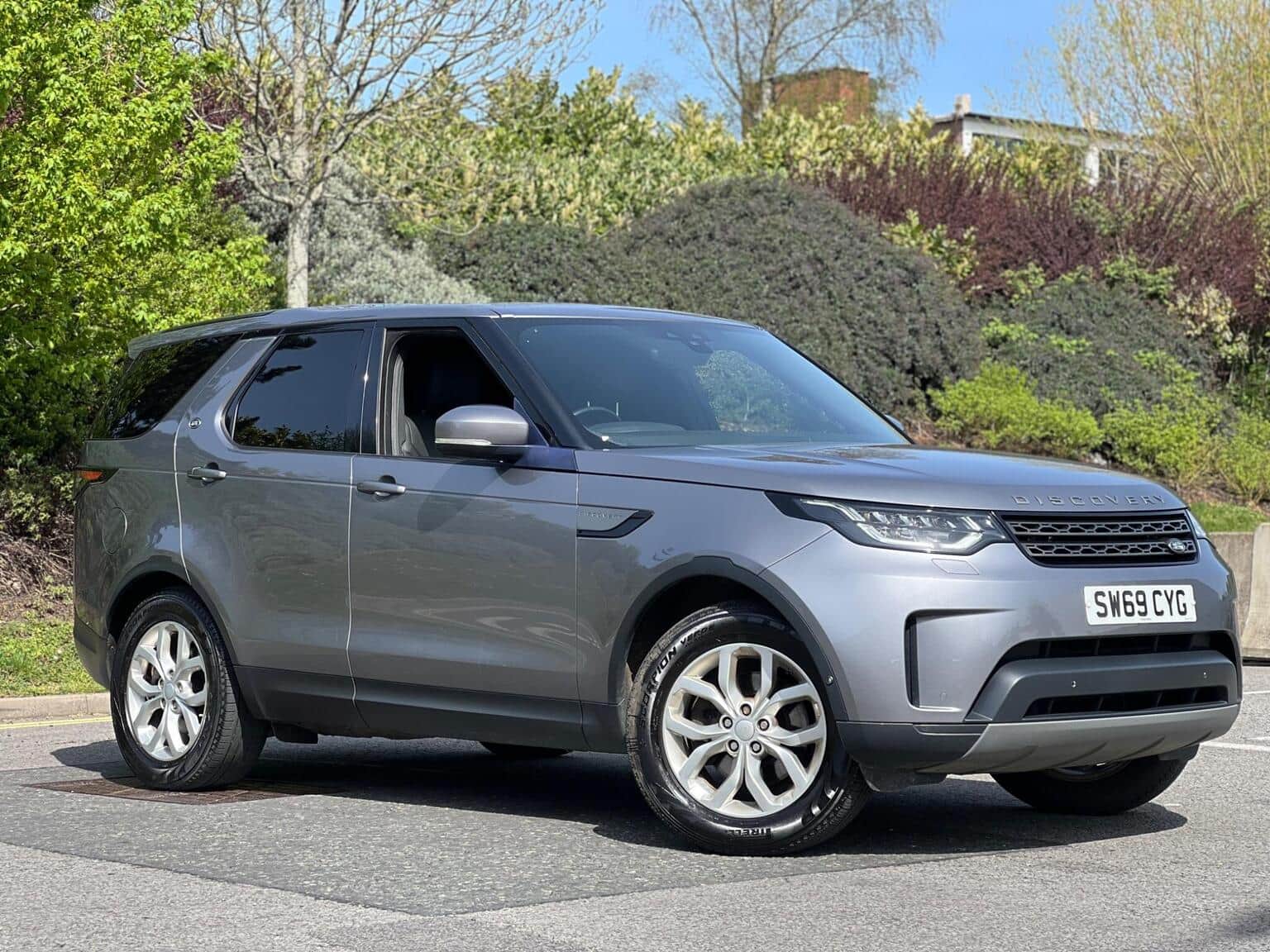 Land Rover Discovery - image 1 of 46