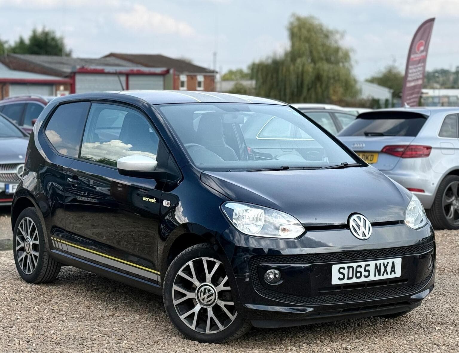 Volkswagen up! - image 1 of 37