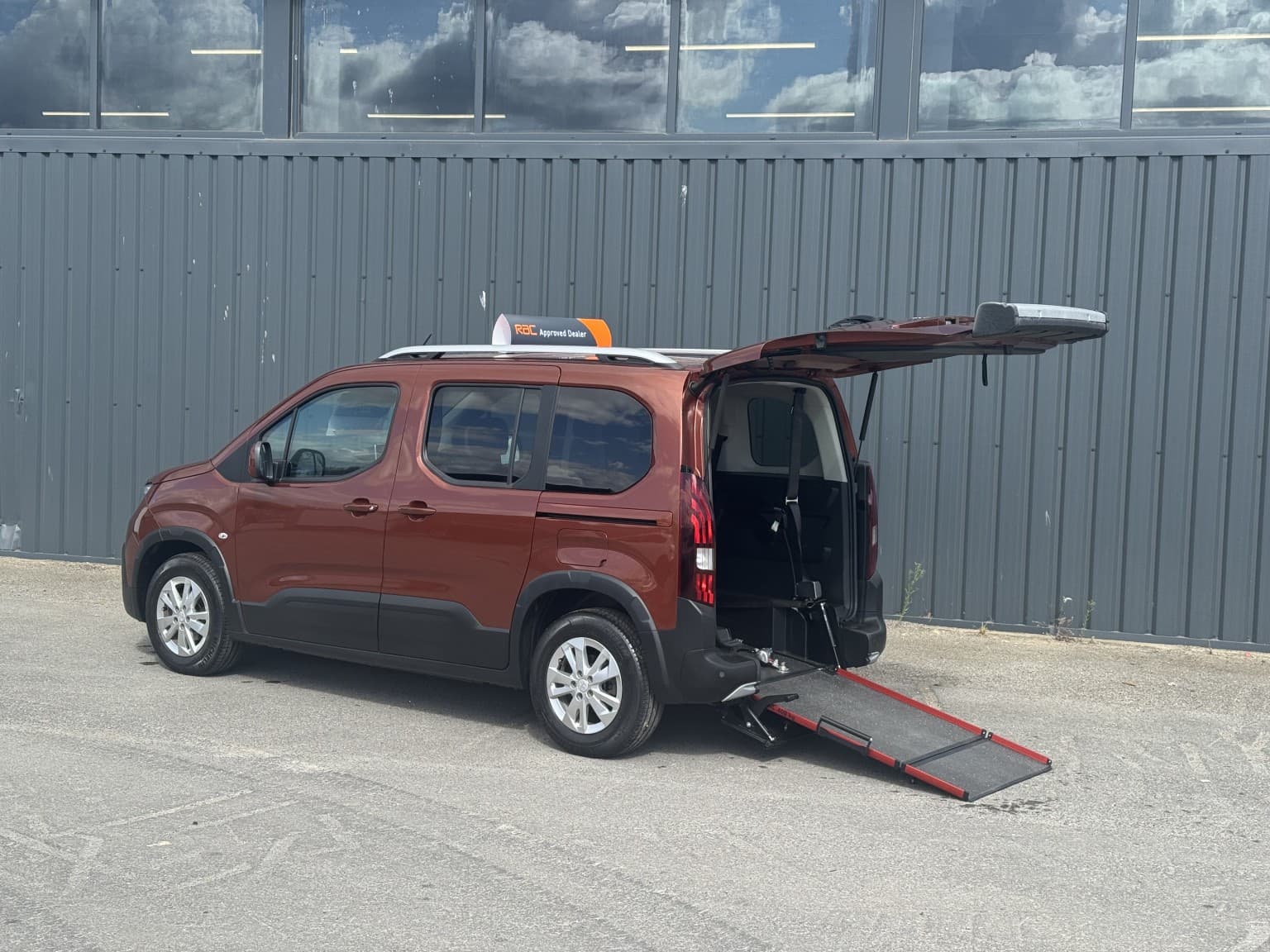 Peugeot Rifter - image 1 of 23