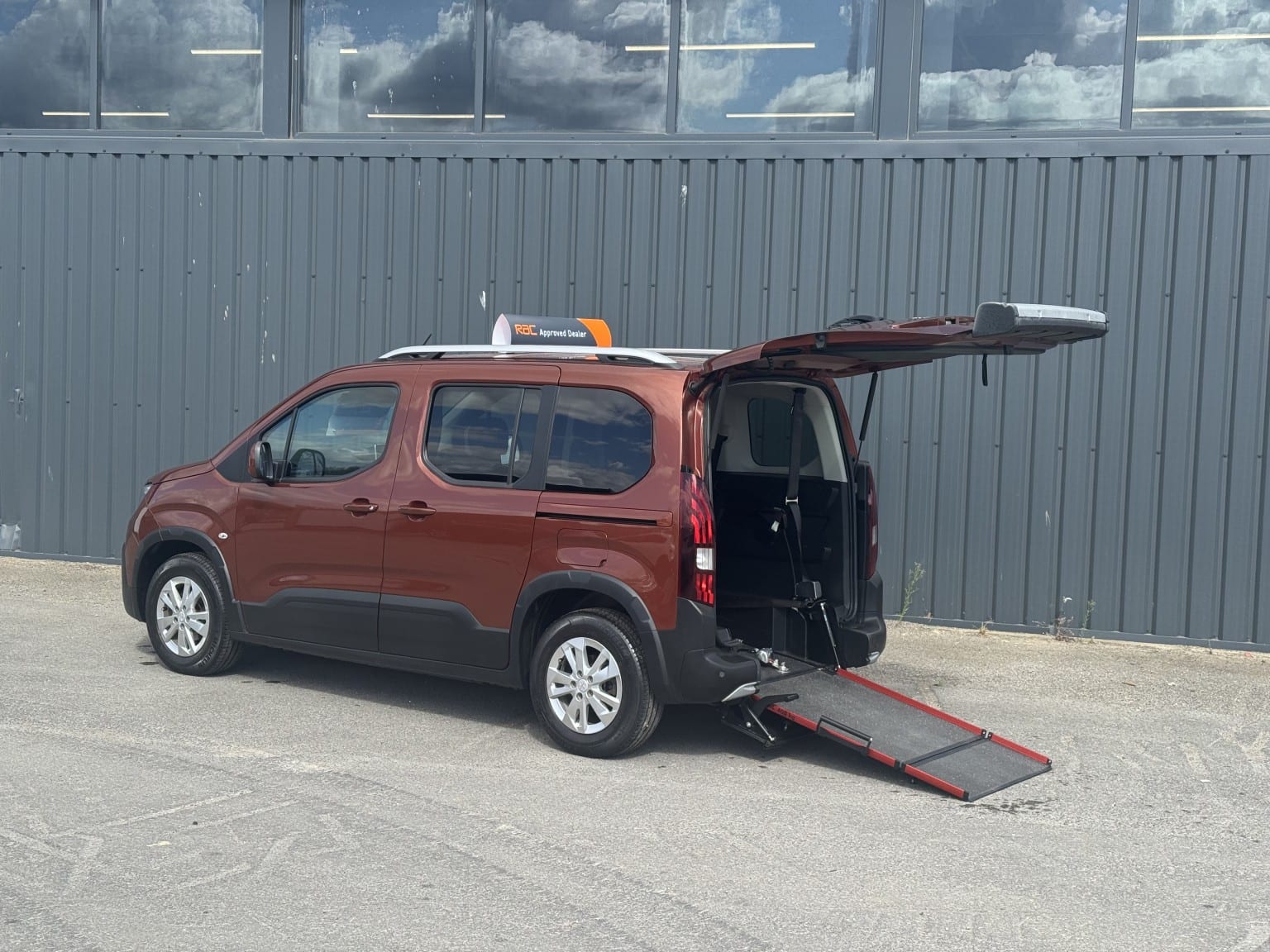 Peugeot Rifter - image 1 of 23