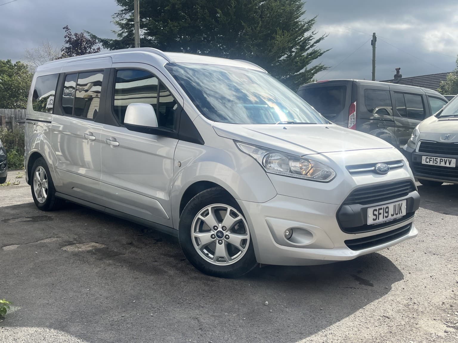 Ford Grand Tourneo Connect - image 1 of 21