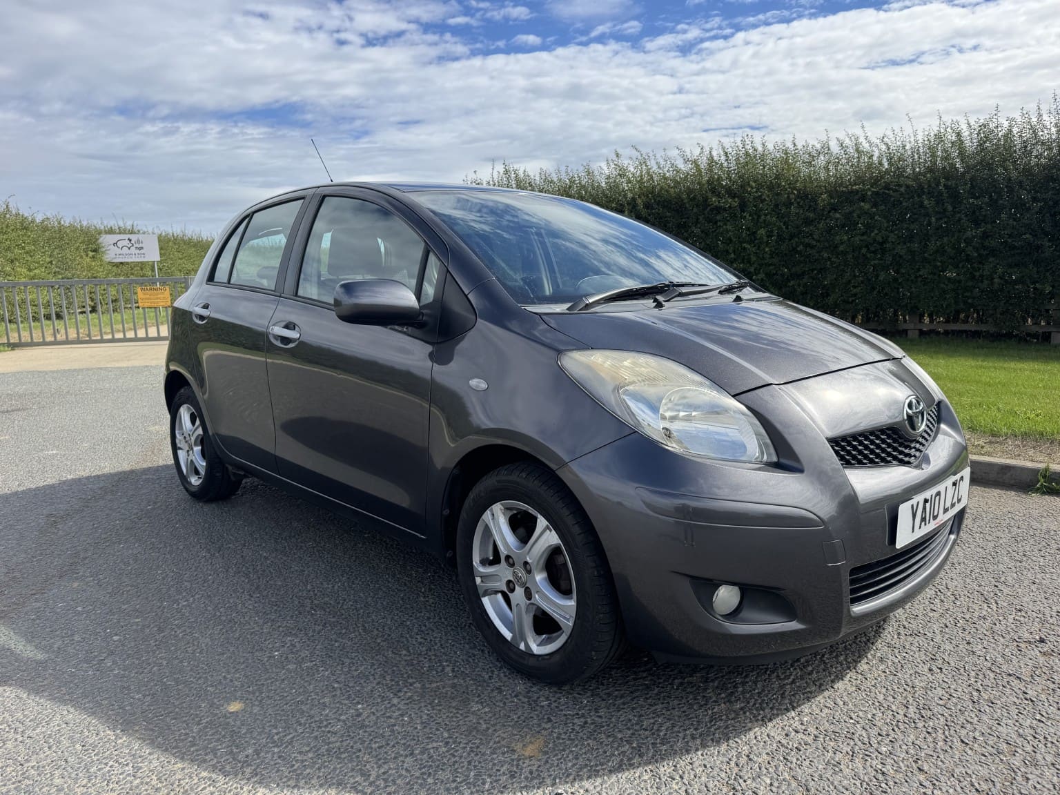 Toyota Yaris - image 1 of 16