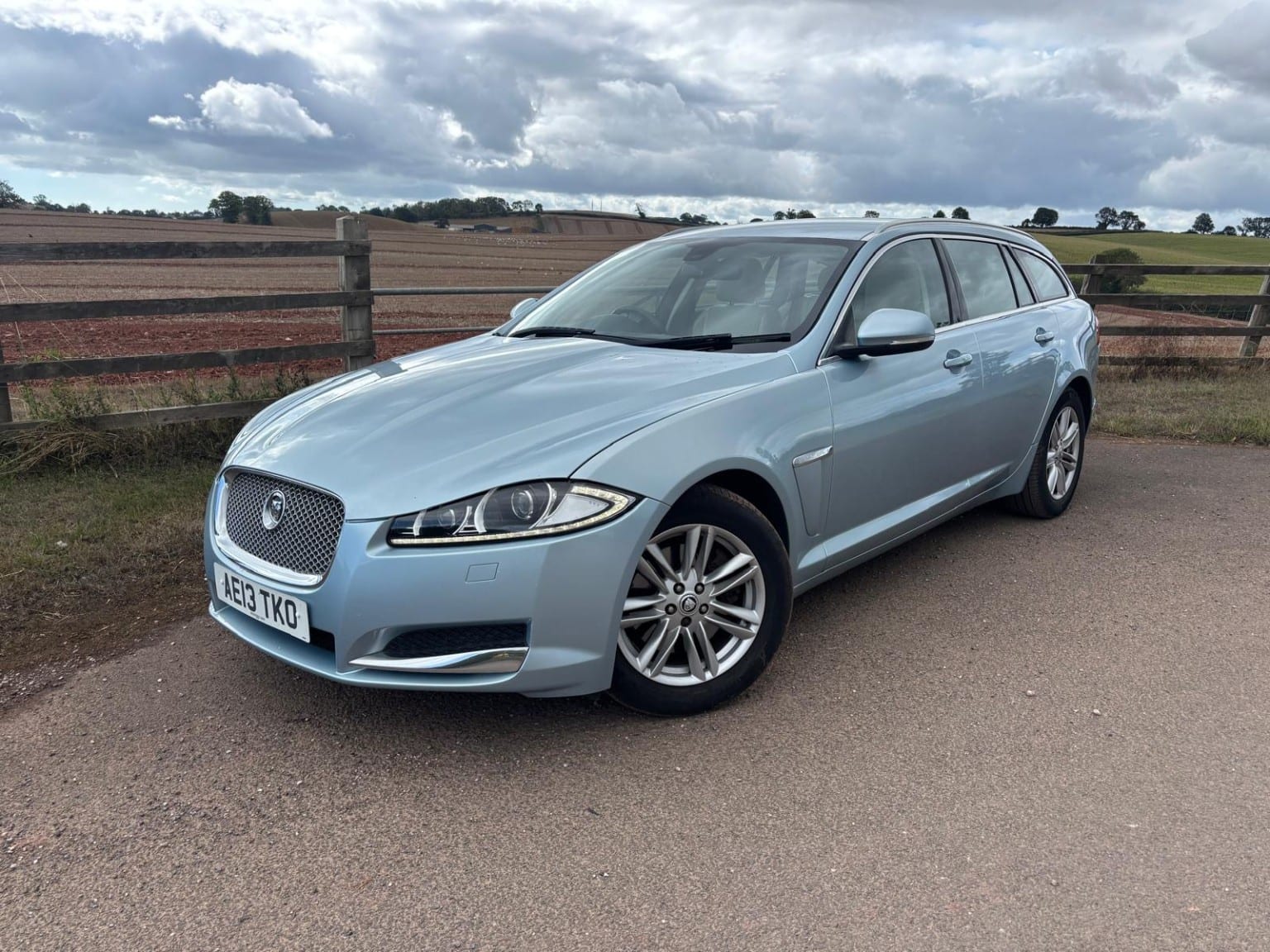 Jaguar XF - image 1 of 15