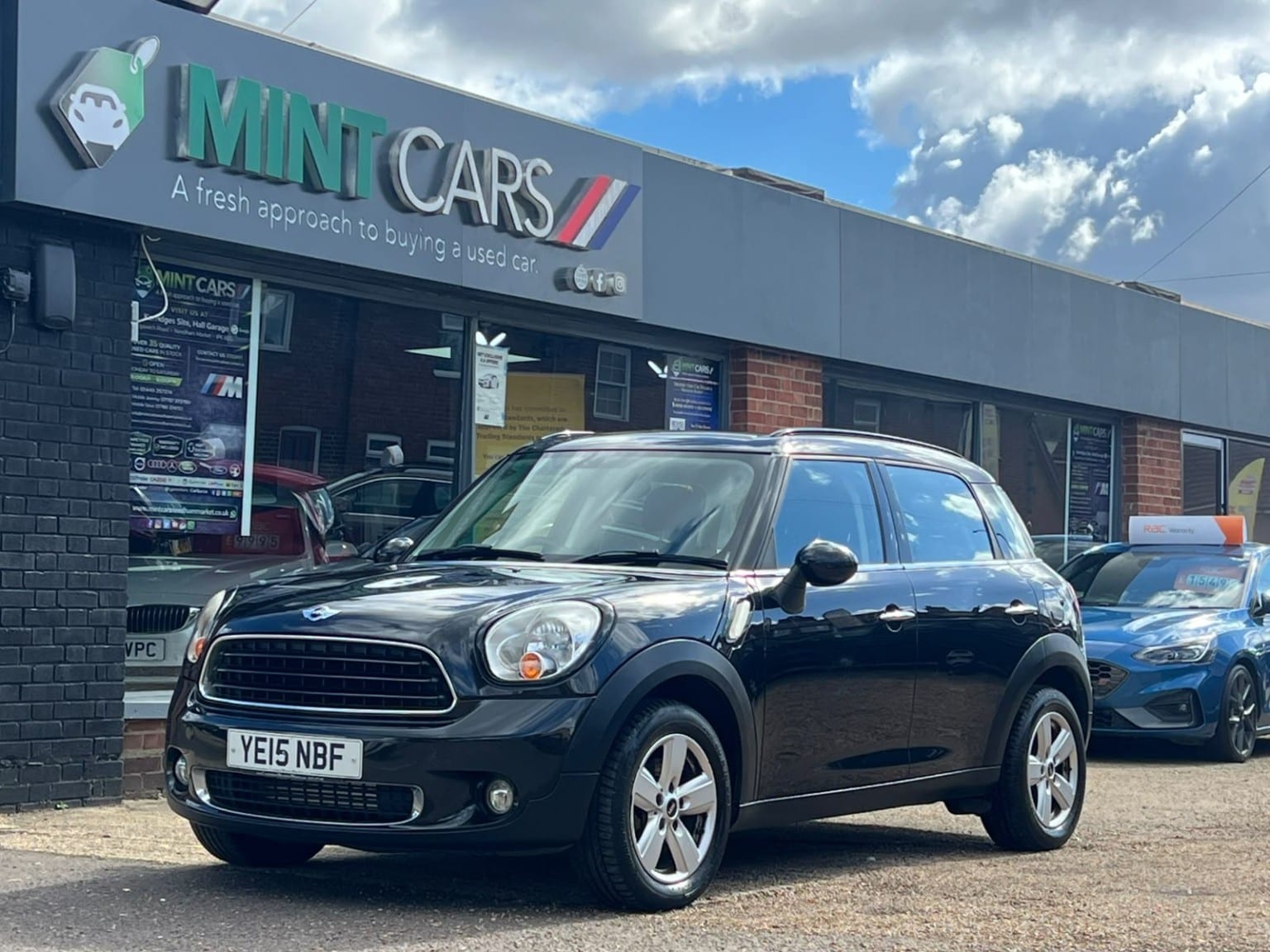 MINI Countryman - image 1 of 37