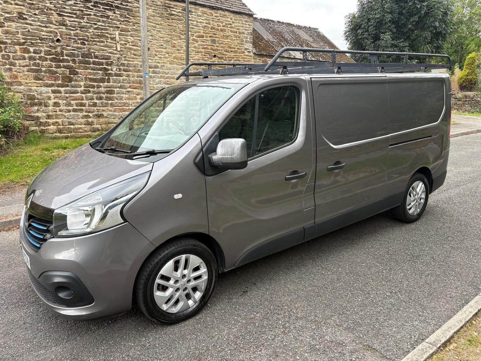 Renault Trafic - image 1 of 12