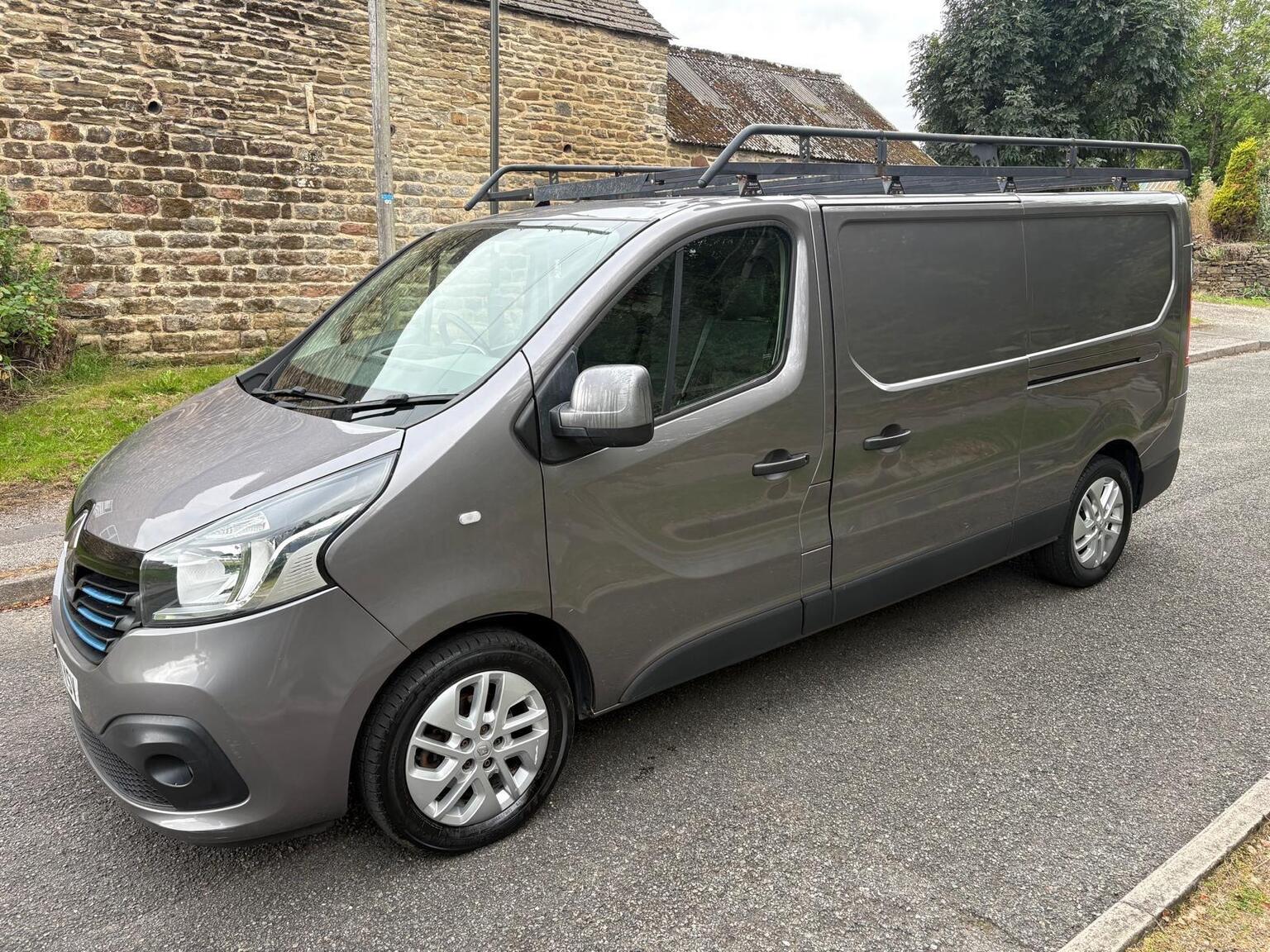 Renault Trafic - image 1 of 12