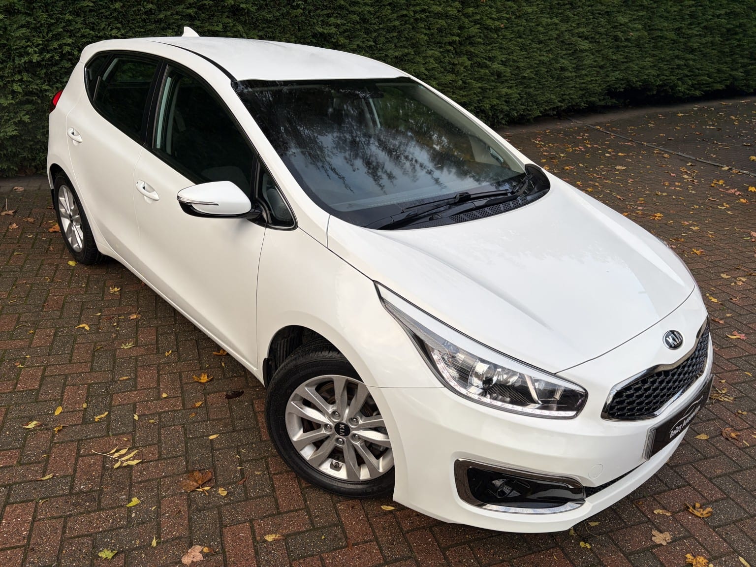 2017 Kia Ceed 1.6 CRDi 2 in white — photo 1 of 42